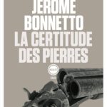 Steine, Chor und Gewehre: Gewaltgenese in Jérôme Bonnettos Dorfroman